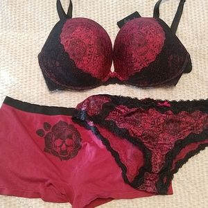 Torrid bra panty set 46DD size 2 skulls
